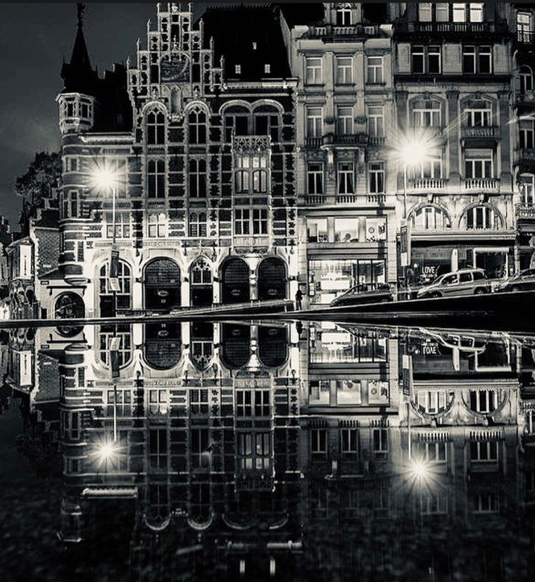 La Pharmacie Anglaise Interior